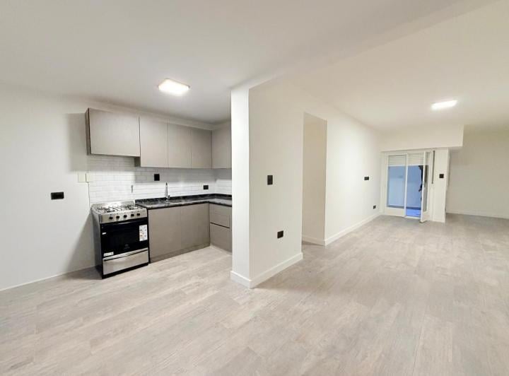 Hermoso Departamento de 3 Ambientes Totalmente Refaccionado con Dos Patios y Baulera – Villa Devoto