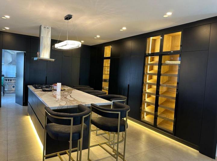 Casa · 355m² · 7 Ambientes · 2 Cocheras