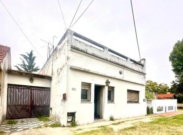 Casa · 112m² · 4 Ambientes · 3 Cocheras · Casa a Reciclar en Lote de 10x40 m - Temperley