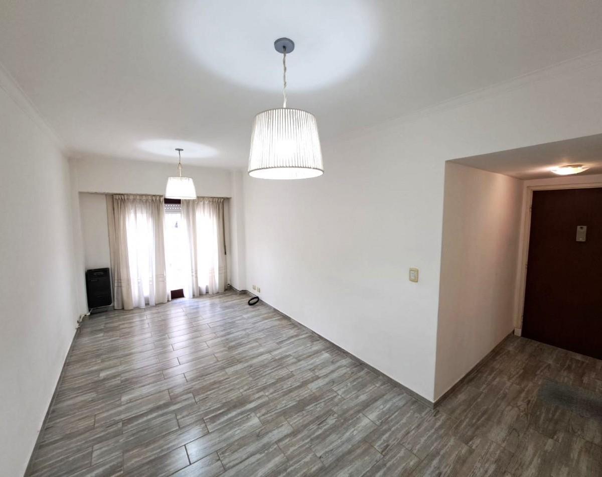 Departamento de 3 ambientes totalmente reciclado a nuevo, ubicado en una de las zonas más buscadas de Mar del Plata: Córdoba entre Bolívar y Av. Colón, a tan solo 100 metros de la emblemática Plaza Mitre