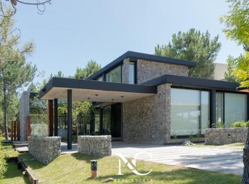 Casa · 305m² · 6 Ambientes · 4 Cocheras · Casa en Venta en Costa Esmeralda en Golf II 6 Ambientes