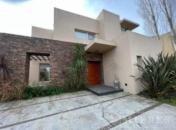 Casa · 270m² · 6 Ambientes · Casa en Venta en Los Sauces, Lote Interno, Nordelta.