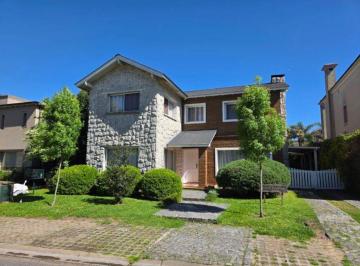 Casa · 210m² · 5 Ambientes · 3 Cocheras · Barrancas de San Jose