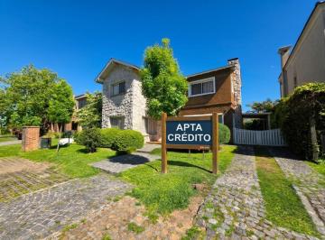 Casa · 210m² · 5 Ambientes · 3 Cocheras · Barrancas de San Jose