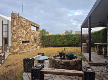 Casa · 186m² · 6 Ambientes · 2 Cocheras · Casa en Venta - Frente a Dalvian Barrio Alta Mendoza