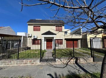 Casa de 5 ambientes, Córdoba · Casa con 3 Dorm. en Venta en Poeta Lugones