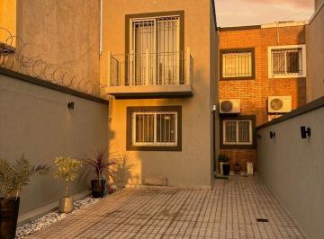 Casa · 125m² · 4 Ambientes · 2 Cocheras · Duplex en Venta - Villa Nueva