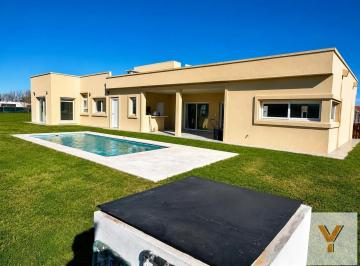 Casa · 256m² · 5 Ambientes · Casa en Venta - 4 Dorm. 4 Baños - 828 m - Esteban Echeverria - Barrio La Magdalena Canning