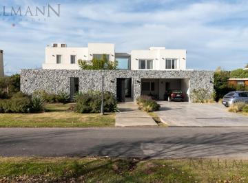Casa · 690m² · 10 Ambientes · 2 Cocheras · Venta Imponente Casa Al Golf y Laguna en Estancias Golf con Pileta Climatizada