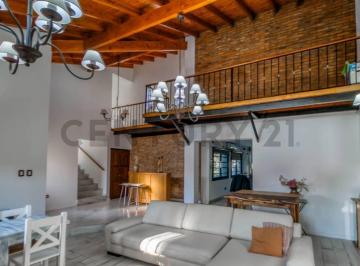 Casa · 400m² · 4 Ambientes · 1 Cochera · Casa de 3 Dorm. en Villa Castells, Gonnet