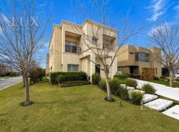 Casa · 260m² · 6 Ambientes · 4 Cocheras · Casa en Venta con 4 Habitaciones en Las Tipas, Nordelta