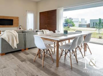Casa · 142m² · 4 Ambientes · Casa en Venta en Costa Esmeralda con Fondo Libre