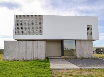 Casa · 148m² · 5 Ambientes · 2 Cocheras · Venta Casa Premium 3 Dorm a Estrenar en Barrio Cerrado Ribera - 160 E/ 455 y 467 - City Bell - La Plata