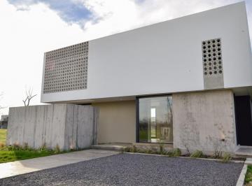 Casa · 148m² · 5 Ambientes · 2 Cocheras · Venta Casa Premium 3 Dorm a Estrenar en Barrio Cerrado Ribera - 160 E/ 455 y 467 - City Bell - La Plata