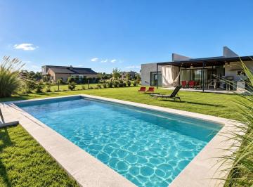 Casa · 162m² · 6 Ambientes · 4 Cocheras · Casa en Una Planta con Jardín, Piscina y Gran Cochera | Club Manuel Belgrano