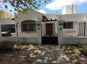 Casa · 200m² · 2 Ambientes · 4 Cocheras · Calle Pueyrredon