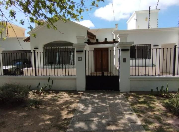 Casa · 200m² · 2 Ambientes · 4 Cocheras