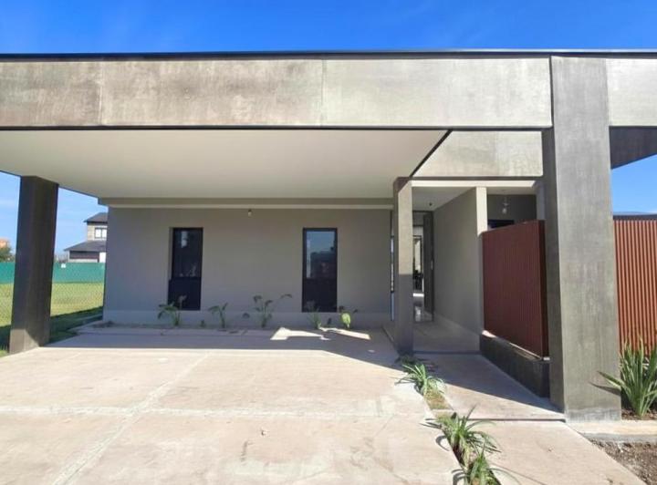 Casa · 100m² · 3 Ambientes · 2 Cocheras
