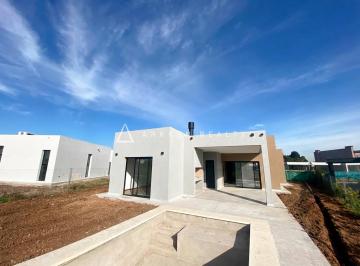 Casa · 158m² · 4 Ambientes · 2 Cocheras · Casa en Santa Elisa, Pilar del Este a La Venta