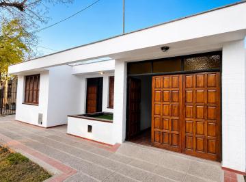 Casa · 147m² · 7 Ambientes · 1 Cochera · Casa en Barrio Ujembi
