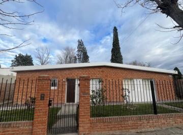 Casa de 4 ambientes, Puerto Madryn · Casa en Esquina con 4 Dorm. y Quincho