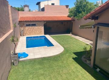 Casa · 188m² · 7 Ambientes · 2 Cocheras · Casa con Patio Jardin Pileta en San Andres Golf