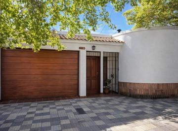 Casa · 288m² · 3 Ambientes · 1 Cochera · Venta Casa en Villa Cabrera 4 Dorm.