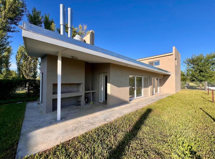 Casa · 135m² · 4 Ambientes · 2 Cocheras