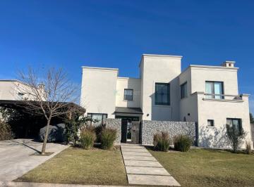 Casa · 280m² · 5 Ambientes · 1 Cochera · Alquiler Casa a La Laguna Barrio San Gabriel, Villanueva, Tigre