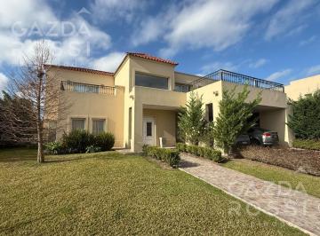 Casa · 270m² · 5 Ambientes · 4 Cocheras · Casa en Barrio Los Naranjos.