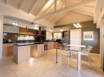 Casa · 140m² · 4 Ambientes · 3 Cocheras · Casa en Venta en Villa Elisa