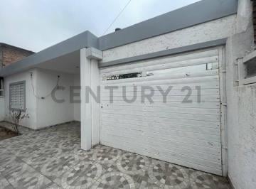Casa · 103m² · 5 Ambientes · Casa 2 Dorm. Remodelada - Cochera y Patio en Barrio Centro América
