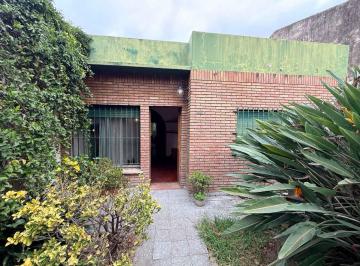 Casa · 135m² · 3 Ambientes · Casa en Venta en Villa Adelina en Lote Propio.