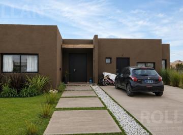 Casa · 698m² · 5 Ambientes · 3 Cocheras · Casa de 1 Planta con Pileta 3 Dorm + Depend. /escritorio en Barrio El Ensueño.
