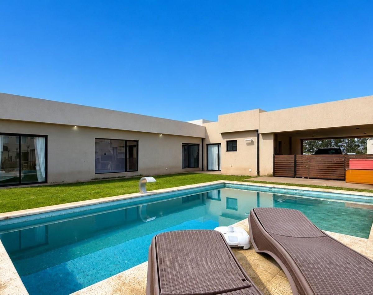Moderno chalet 4 amb, 655m² con piscina y garage semicubierto — La Florida