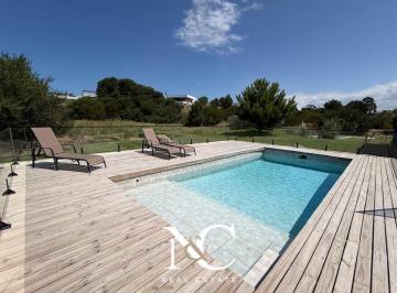 Casa · 218m² · 5 Ambientes · Casa en Venta en Costa Esmeralda con Pileta