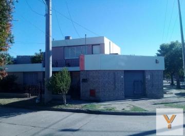 Casa · 222m² · 7 Ambientes · 2 Cocheras · Casa en Venta - 3 Dorm. 2 Baños - Departamento - Local - 222 m² - Córdoba