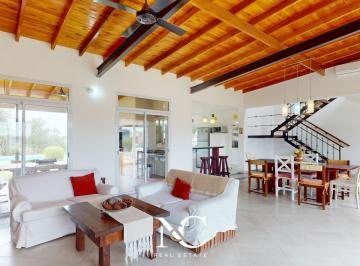 Casa · 162m² · 4 Ambientes · Casa en Venta en Costa Esmeralda con Gas Natural