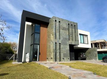 Casa · 369m² · 5 Ambientes · 6 Cocheras · Espectacular Casa a La Venta en Terralagos!