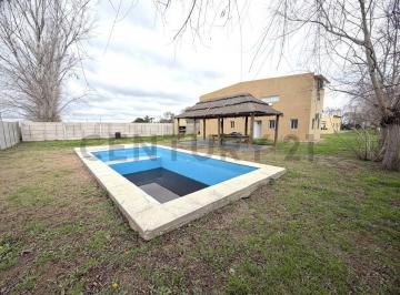 Quinta vacacional · 180m² · 2 Ambientes · Quinta con Dos Viviendas y Dos Piscinas | Ideal Para Inversión o Uso Familiar. Venado Tuerto