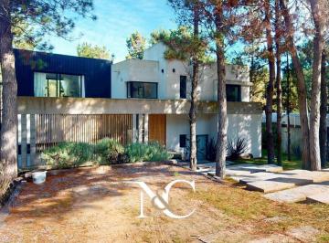 Casa · 247m² · 6 Ambientes · 1 Cochera · Casa en Venta en Costa Esmeralda