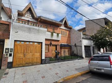 Casa · 298m² · 5 Ambientes · 3 Cocheras · Hermoso Chalet de 5 Ambientes en Lomas del Mirador