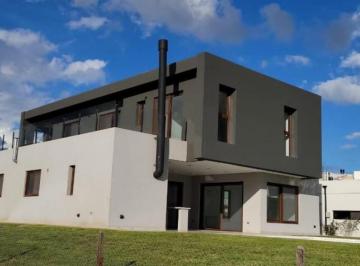 Casa · 288m² · 6 Ambientes · 2 Cocheras · Casa en Venta - 5 Dorm. 2 Baños - Tristán Suarez