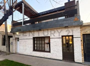 Casa · 144m² · 5 Ambientes · Venta Casa de 2 Dorm. + Comodín con Quincho y Jardin en Belgrano, Rosario
