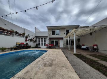 Casa · 110m² · 5 Ambientes · 2 Cocheras · Diseño y Comodidad - Casa 4 Ambientes con Piscina Climatizada y Quincho