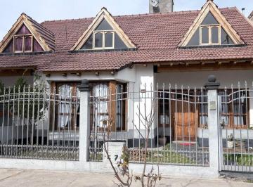 Casa · 221m² · 5 Ambientes · 2 Cocheras · Venta Casa Tunuyán