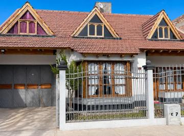 Casa · 221m² · 5 Ambientes · 2 Cocheras · Venta Casa Tunuyán