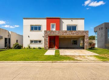 Casa · 200m² · 5 Ambientes · 2 Cocheras · Casa de 5 Ambientes con Piscina Climatizada | Tierras del Mar