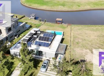 Casa · 166m² · 5 Ambientes · 3 Cocheras · Casa en Venta a La Laguna en Barrio Náutico con Amarra Propia Salida Al Río Al Pileta Climatizada