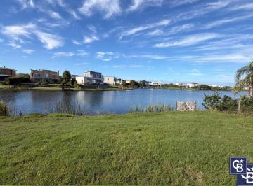 Terreno · 721m² · Venta de Lote Al Lago de 722 m² con Orientación Noroeste en Barrio Vistas, Puertos del Lago